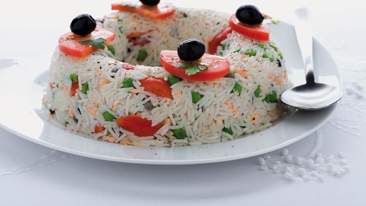 Ciambella di riso con salmone, olive e piselli ricetta