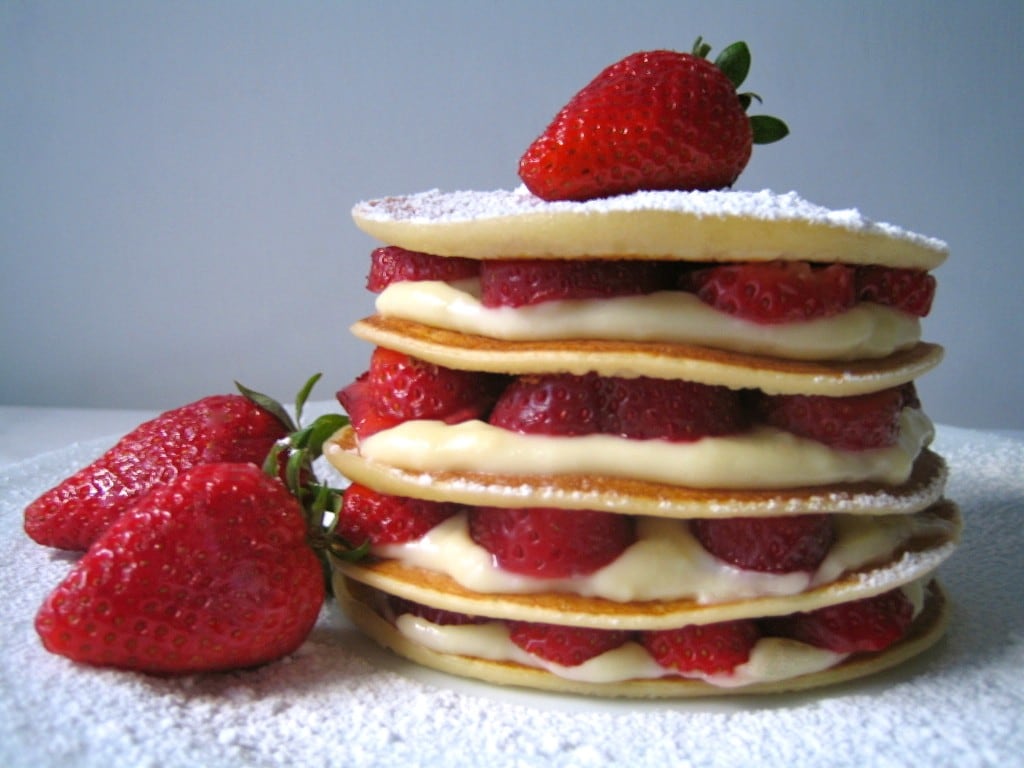 Pancake con crema diplomatica e fragole ricetta
