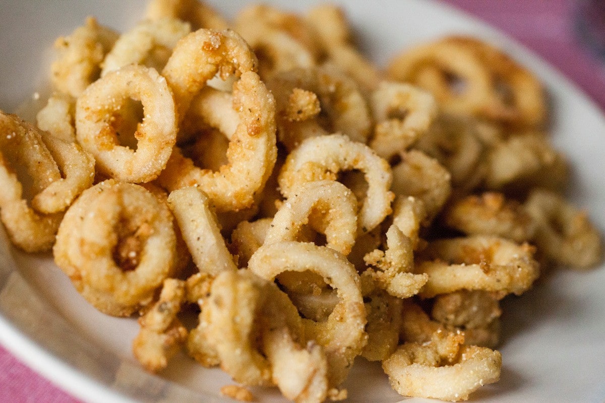 Anelli di calamaro fritti con panure al curry ricetta