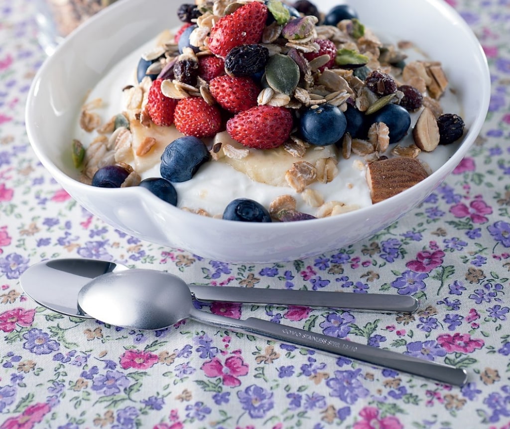 Ricetta Granola con frutti di bosco e yogurt Cucchiaio d'Argento