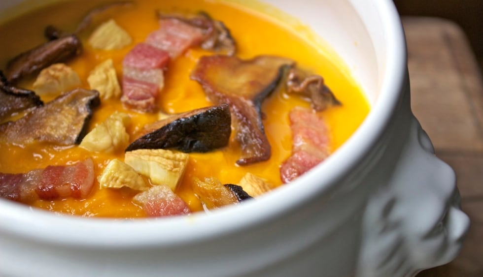 Zuppa di zucca ai funghi porcini, castagne e pancetta croccante ricetta