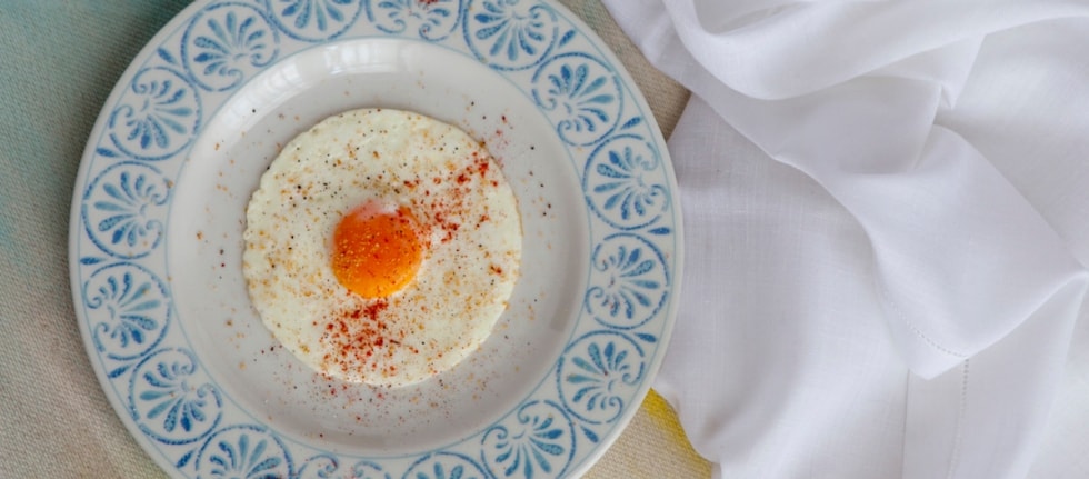 Uovo al tegamino con pane fritto e polvere Tandoori ricetta