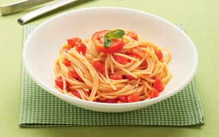 Spaghetti con sugo al pomodoro crudo