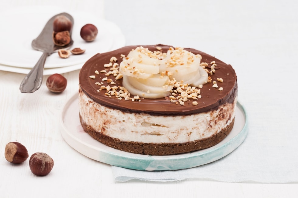 Cheesecake al cioccolato con pere speziate e robiola ricetta