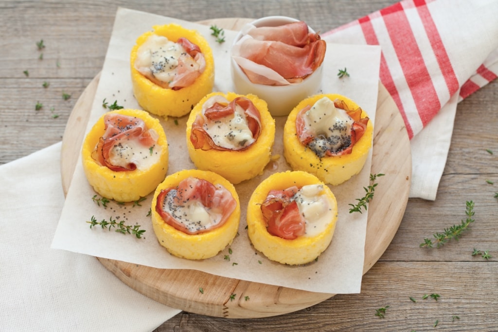 Cestini di polenta con gorgonzola e speck