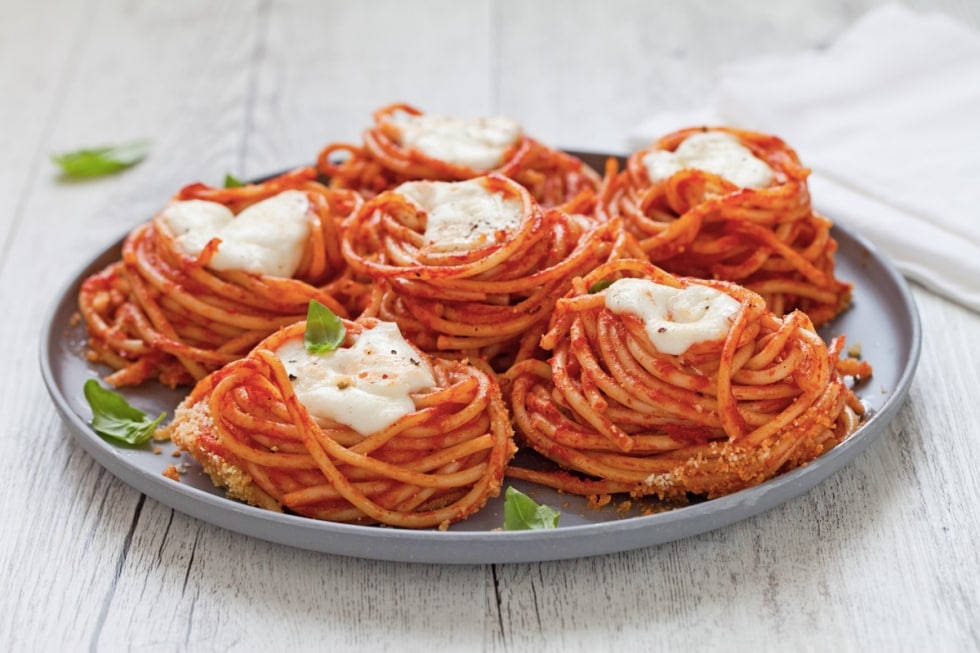 Nidi di spaghetti al forno con mozzarella e salsa di pomodoro alla vaniglia  ricetta