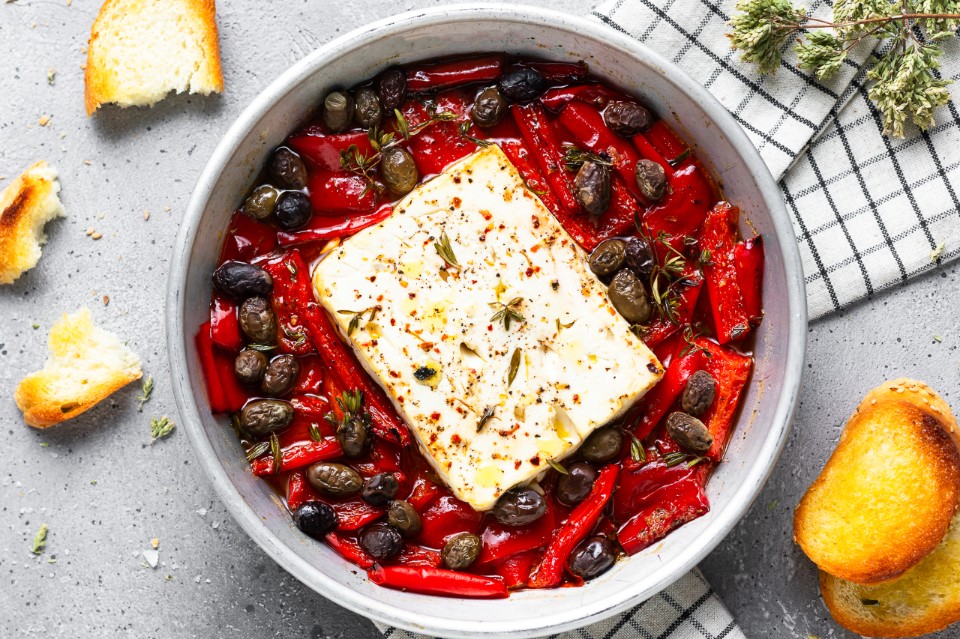 Feta al forno ai peperoni e olive