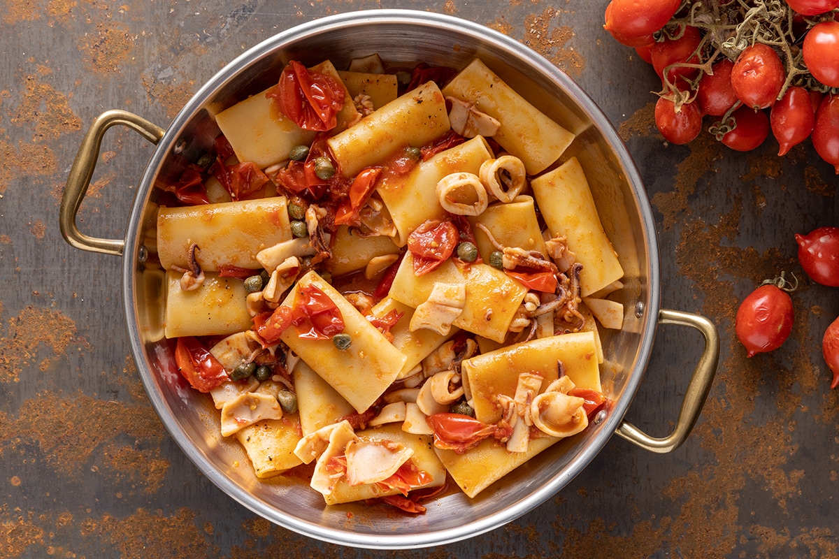 Paccheri al sugo di calamari ricetta