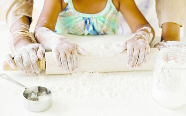 I bambini che cucinano mangiano di più