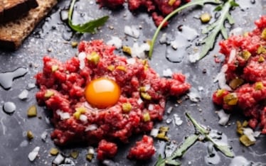 Tartare d'estate: come consumare gli alimenti crudi