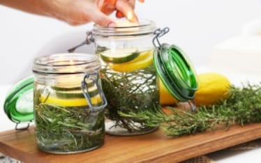 Un rimedio naturale contro le zanzare che decora la tavola