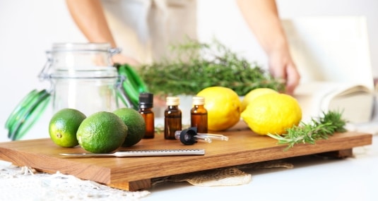 Un rimedio naturale contro le zanzare che decora la tavola