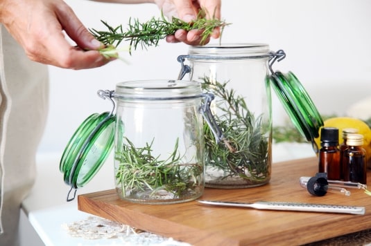 Un rimedio naturale contro le zanzare che decora la tavola