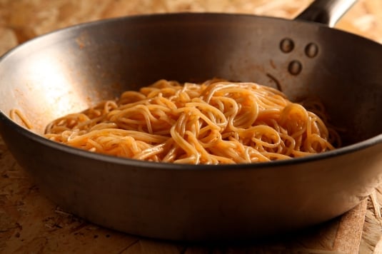 Antipasto di polpette e spaghetti in forchetta