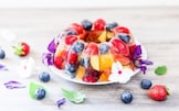 Come servire la frutta estiva in modo creativo: 18 ricette + 1
