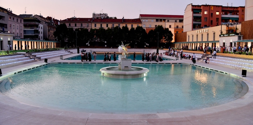 Ai Bagni Misteriosi di Milano l'aperitivo si fa in piscina e a piedi nudi