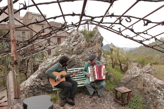 Allevatori, contadini e pescatori: ecco I Villani del documentario di Don Pasta 