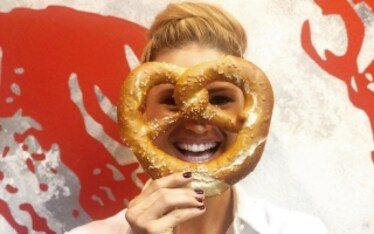 Cibo e vip. Da Sgarbi alla Hunziker, ecco chi mangia su Instagram