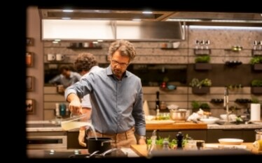 Nella "sua" cucina, Carlo Cracco torna in tv, non stupisce ma diventa un caso
