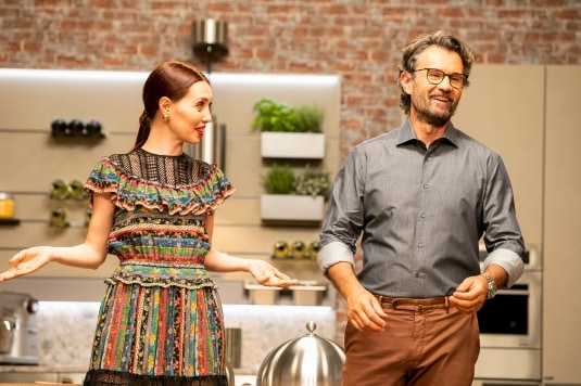 Nella "sua" cucina, Carlo Cracco torna in tv, non stupisce ma diventa un caso