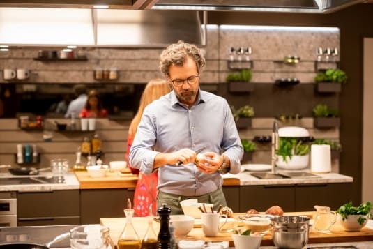 Nella "sua" cucina, Carlo Cracco torna in tv, non stupisce ma diventa un caso