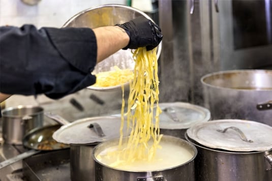 Fettuccine Alfredo Day: la storia della ricetta non-italiana più conosciuta all’estero