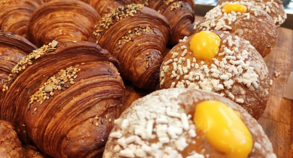 Come fare un cornetto a casa buono come al bar. La ricetta di un maestro pasticciere