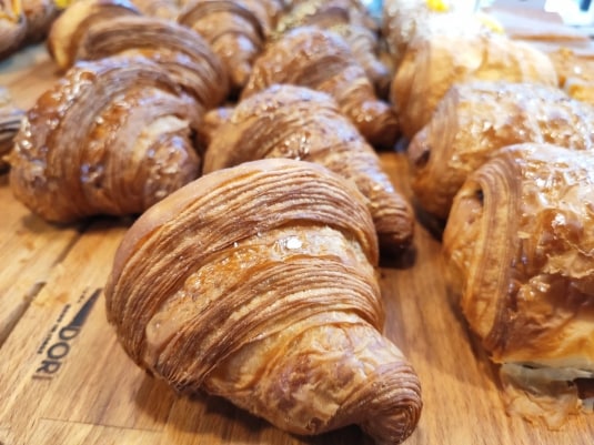 Come fare un cornetto a casa buono come al bar. La ricetta di un maestro pasticciere