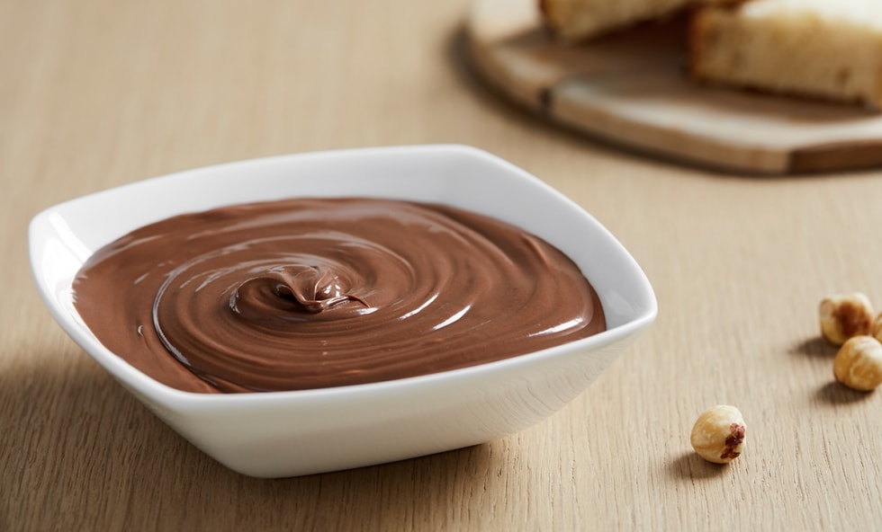 Come fare a casa la crema alle nocciole e cioccolato. La ricetta di Davide Comaschi