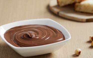 Come fare a casa la crema alle nocciole e cioccolato. La ricetta di Davide Comaschi
