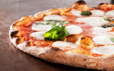 Come fare la pizza a casa senza il classico lievito. La ricetta di Cristian Marasco