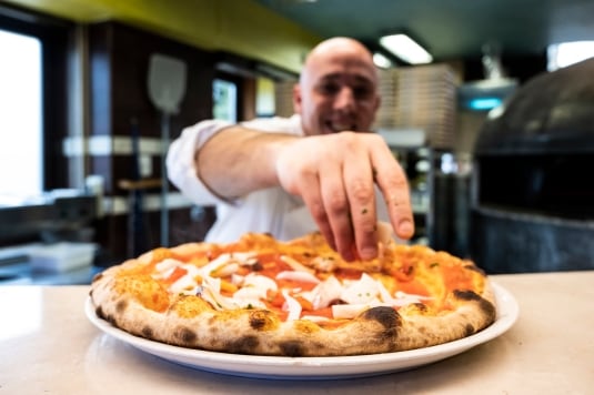 Come fare la pizza a casa senza il classico lievito. La ricetta di Cristian Marasco