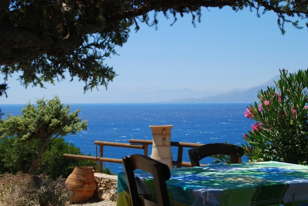 La Calabria riapre bar e ristoranti con tavoli all'aperto. Governo e Comuni contro l'ordinanza della Regione