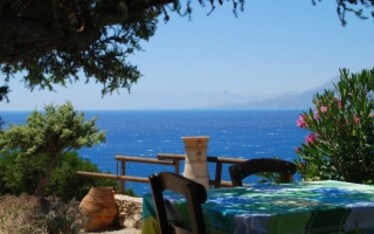 La Calabria riapre bar e ristoranti con tavoli all'aperto. Governo e Comuni contro l'ordinanza della Regione