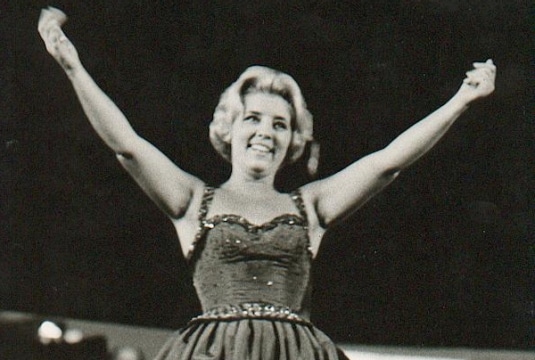 Chi è Wilma De Angelis. Storia e successi della cantante che portò la cucina in TV