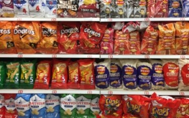 Boris Johnson dichiara guerra all’obesità e vieta la pubblicità online di junk food