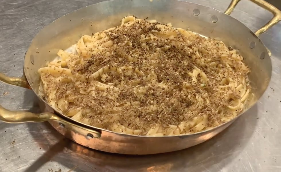 Fresina con colatura di alici, pecorino e tartufo nero. Menu di Peppe Guida. Episodio 2. Guarda il video