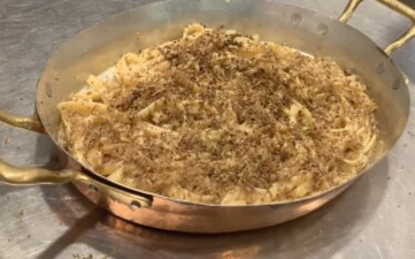 Fresina con colatura di alici, pecorino e tartufo nero. Menu di Peppe Guida. Episodio 2. Guarda il video