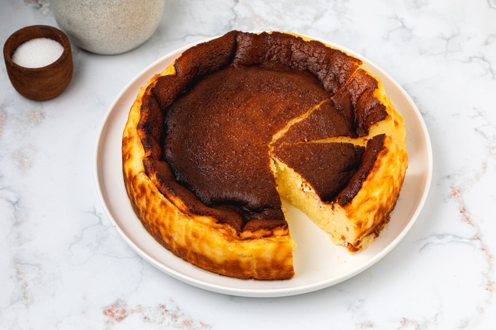 Cheesecake basca: ecco la torta "bruciata" che ha conquistato i social (e il New York Times)