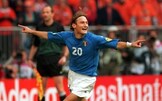 Francesco Totti si scusa per il Cucchiaio dopo 21 anni. Ecco come va a finire
