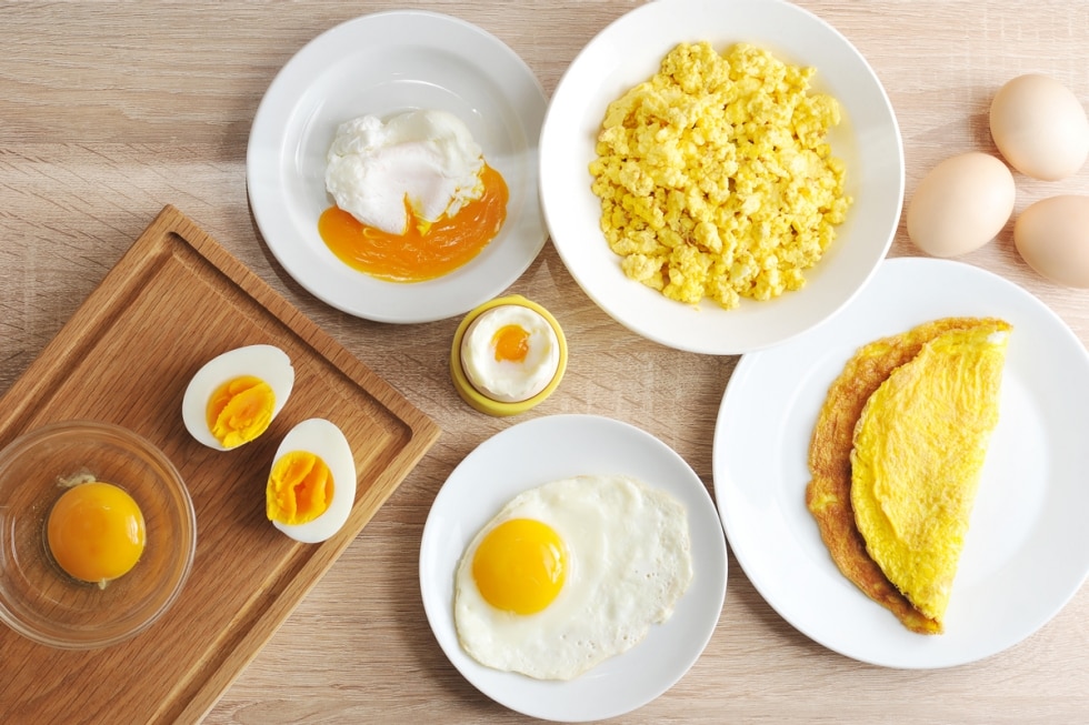 Uova: proprietà, quante mangiarne e come cucinarle al meglio