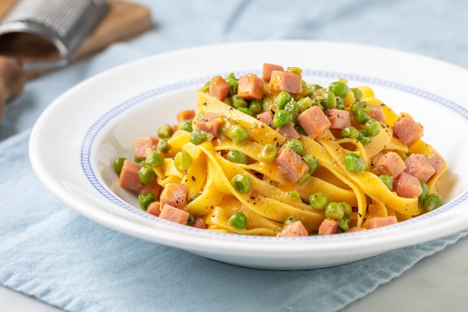 Fettuccine alla papalina: storia e versioni di un piatto di pasta (quasi) dimenticato