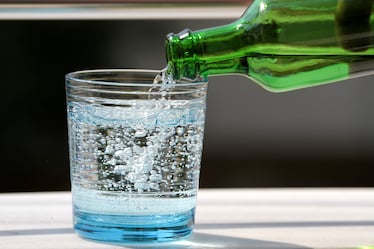 Perché manca l’acqua gassata e come si produce: 5 risposte per capire il problema della CO2