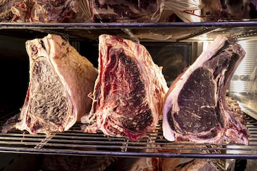 Carne frollata: cos’è, come si cucina, quanto costa e quale taglio scegliere