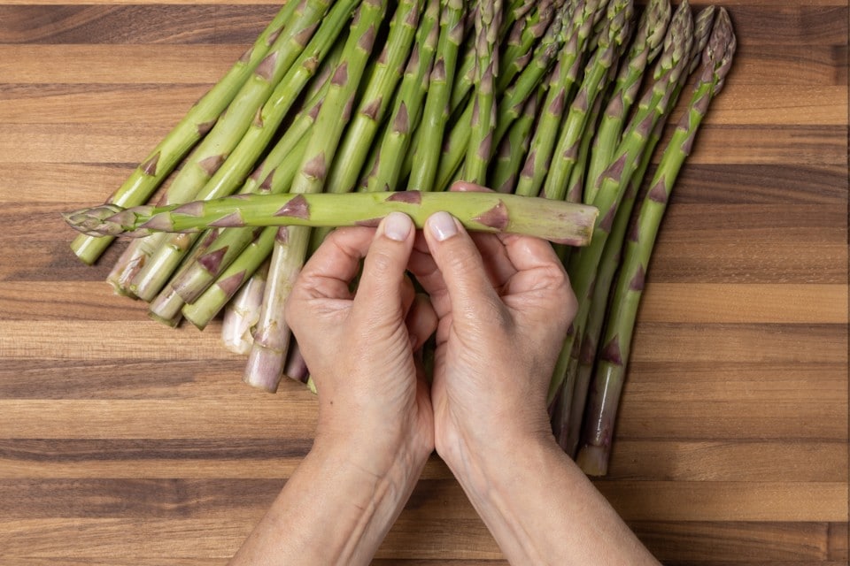 Come pulire gli asparagi in modo veloce e pratico spiegato per bene!