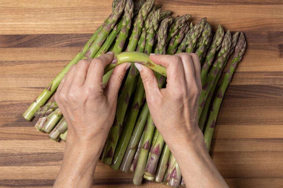 Come pulire gli asparagi in modo veloce e pratico spiegato per bene!