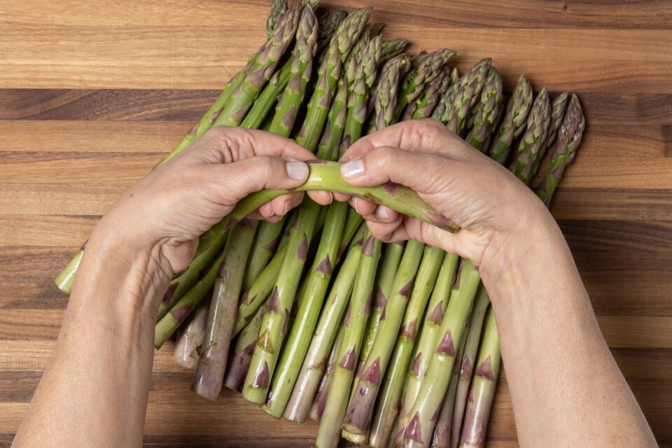 Come pulire gli asparagi in modo veloce e pratico spiegato per bene!