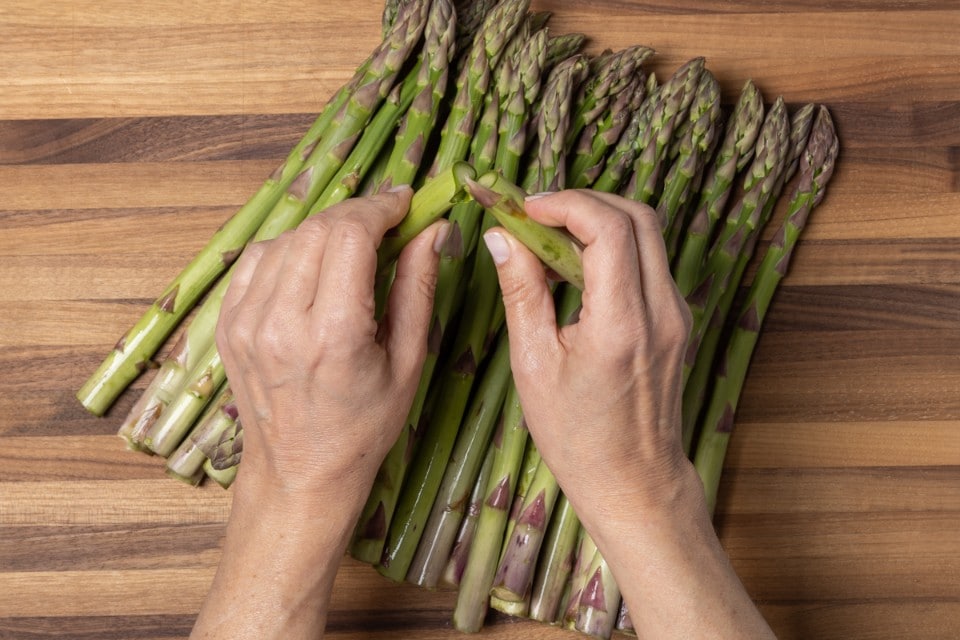 Come pulire gli asparagi in modo veloce e pratico spiegato per bene!