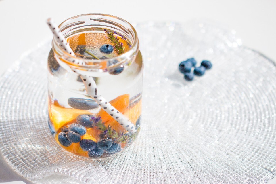 acqua aromatizzata albicocche, lavanda e mirtilli