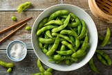 Cosa sono gli edamame: 5 risposte sui fagioli di soia che tutti mangiamo ma che conosciamo poco